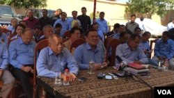 Nhiek Bun Chhay, middle, vice president of Funcinpec party, talks about his departure from the Funcinpec party and to create the Khmer National United Party in Phnom Penh, Cambodia, February 3, 2016. (Hul Reaksmey/VOA Khmer) 