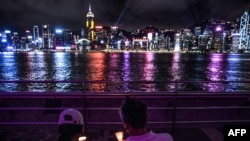 គូស្នេហ៍​កាន់ទៀន​នៅមុខ​ទីបាញ់ទឹក​ Tsim Sha Tsui ក្នុង​ទីក្រុង​ហុងកុង​ រំឭក​ខួបទី​៣១ឆ្នាំ​នៃការ​បង្ក្រាប​នៅទីលាន​ Tiananmenក្នុង​ឆ្នាំ១៩៨៩​ ក្នុង​រដ្ឋធានី​ប៉េកាំង។