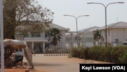 Entrée du Centre hospitalier régional de Lomé-Commun, réquisitionné pour le traitement des personnes atteintes de Covid-19, Lomé, 31 mars 2020. (VOA/Kayi Lawson)