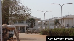 Devanture du CHR (Centre hospitalier régional) Lomé-Commun, réquisitionné pour le traitement des personnes atteintes de Covid-19, Lomé, 31 mars 2020. (VOA/Kayi Lawson)