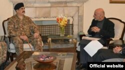 Pokiston armiyasi rahbari general Rahil Sharif (chapda) Afg'oniston Prezidenti Ashraf G'ani bilan, Kobul, 27-dekabr, 2015-yil.