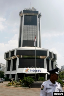 Seorang petugas tengah berjaga di depan kantor PT Indosat di Jakarta, 7 Mei 2010 (Foto: dok).