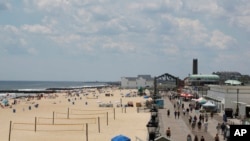 Ljudi hodaju po šetalištu u Ešburi Parku, Nju Džersi, 21. jun 2017. (Foto: AP/Seth Wenig)