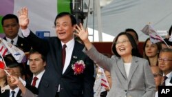 台湾总统蔡英文和立法院长苏嘉全参加在总统府举行的双十节庆祝活动。（2018年10月10日）