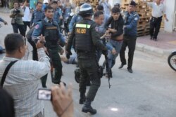 រូបឯកសារ៖ សកម្មភាព​បង្ក្រាប​របស់​សមត្ថកិច្ច​នៃ​បញ្ជាការ​ដ្ឋាន​កង​រាជអាវុធហត្ថ​រាជធានី​ភ្នំពេញ លើ​ក្រុម​មេក្លោង​ធំ​ជួញដូរ​គ្រឿងញៀន នៅ​សង្កាត់​បឹងកក់១ ខណ្ឌទួលគោក រាជធានី​ភ្នំពេញ កាលពី​ថ្ងៃទី២៧ ខែមេសា ឆ្នាំ២០១៦។ (រូបថត​ដក​ស្រង់​ចេញ​ពី​ទំព័រ​ហ្វេសប៊ុក​របស់​កង​រាជអាវុធ​កម្ពុជា)