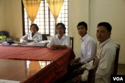 ក្រុមប្រឹក្សា​ទាំង៤​នាក់ មក​ពី​គណបក្ស​សង្រ្គោះជាតិ បំពេញ​ការងារ​នៅ​សង្កាត់​ផ្សារ​ដេប៉ូទី២ កាល​ពីថ្ងៃទី​៣ ខែកក្កដា ឆ្នាំ២០១៧ ក្រោយ​ទទួល​បាន​តំណែង​ជា​ផ្លូវការ។ (ស៊ុន ណារិន/VOA)