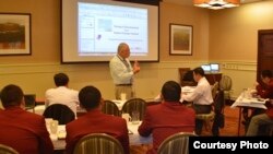 Dr. Dan Nussbaum, Pimpinan Unit Energi NPS, berbagi informasi dengan peserta KKLN dari Universitas Pertahanan Indonesia, di NPS. (Photo courtesy: Tubagus M Iqbal)