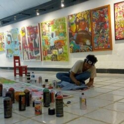 Edi Bonetski mencurahkan hasrat seni dengan bantuan Proyek Bangau. (Foto: pribadi)