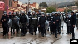 La police patrouille dans la rue dans l'ancienne ville minière de Jerada, Maroc, 16 mars 2018.
