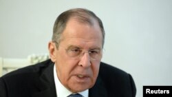 Menteri Luar Negeri Rusia Sergei Lavrov dalam pertemuan dengan Presiden Kyrgyz Sooronbay Jeenbekov di Bishkek, Kyrgyzstan, 4 Februari 2019.