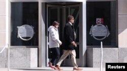 ওয়াশিংটনে ইউএসএআইডি'র প্রাক্তন সদর দফতরের সামনে দিয়ে দু'জন পথচারী হেঁটে যাচ্ছেন। ফটোঃ ২৪ ফেব্রুয়ারি, ২০২৫। 