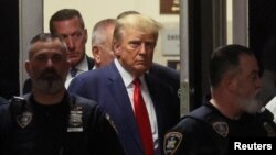 Еден од адвокатите на Трамп, во кратки коментари по сослушувањето, рече дека обвиненијата сигнализираат оти владеењето на правото во САД е „мртво“ 