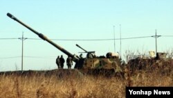 북한이 한국 군의 서북도서 해상사격훈련의 중지를 요구하는 전통문을 발송한 가운데 28일 백령도에서 해병대 흑룡부대원들이 해상사격훈련 중이다.