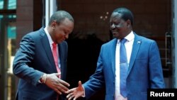 Le président kenyan Uhuru Kenyatta (G) serre la main du chef de l'opposition Raila Odinga de la coalition de la Super Alliance nationale (NASA) à la suite d'une conférence de presse conjointe, au bureau de la maison Harambee à Nairobi, Kenya, le 9 mars 2018.