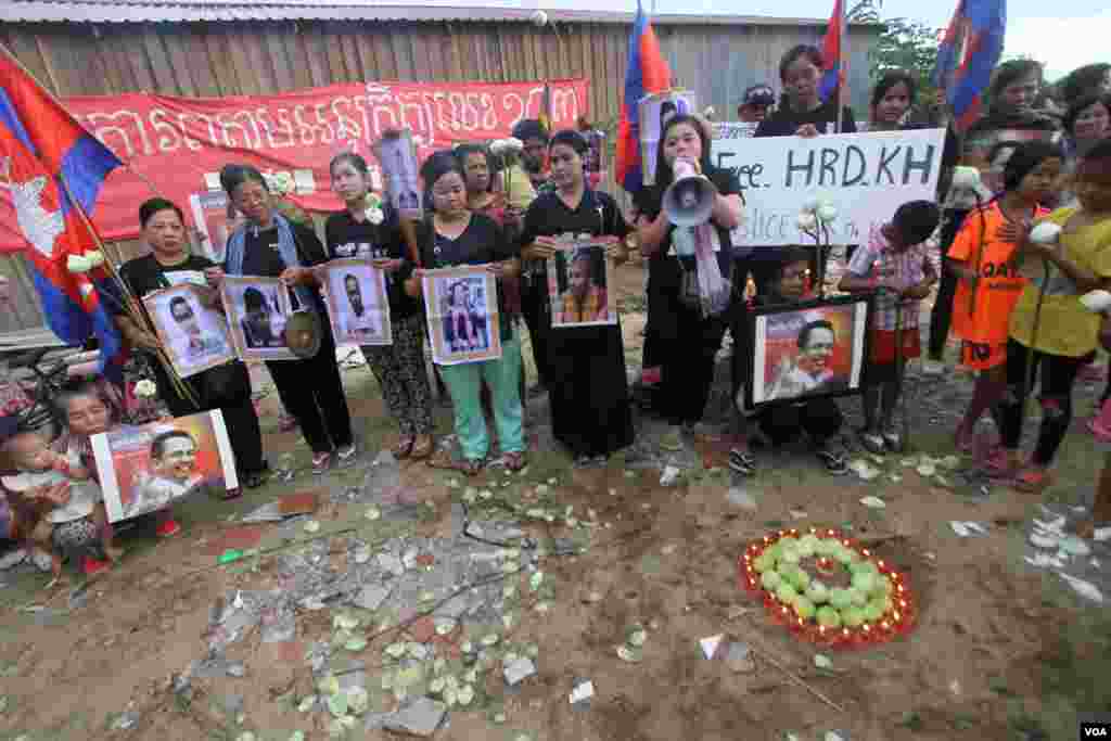 ក្រុម​សហគមន៍​មាន​ជម្លោះដីធ្លី​នៃ​សហគមន៍​បឹង​កក់ធ្វើ​យុទ្ធនាការ​&laquo;​ថ្ងៃច័ន្ទ​ពណ៌ខ្មៅ​&raquo;​នៅ​ថ្ងៃ​ច័ន្ទ ទី​០១ ខែ​សីហា​ ឆ្នាំ​២០១៦​ ដើម្បី​គោរពវិញ្ញាណក្ខន្ធ​សព​អ្នក​វិភាគ​ការអភិវឌ្ឍន៍​សង្គម​លោក ​កែម​ ឡី​ ដែល​ត្រូវ​ឃាតករ​បាញ់​សម្លាប់​កាលពី​ថ្ងៃទី​១០ ​ខែ​កក្កដា ​និង​ឲ្យ​មាន​ការ​ដោះលែង​មន្រ្តី​សិទ្ធិមនុស្ស​ចំនួន​បួន​រូប និង​មន្ត្រី ​គ.ជ.ប មួយរូប​ដែល​ជាប់​ពន្ធនាគារ​តាំង​ពី​ដើម​ខែ​ឧសភា​កន្លង​មក។ (ឡេង​ឡែន/VOA)