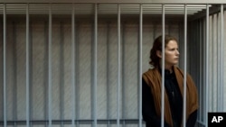 Ana Paula Alminhana Maciel, seorang aktivis Greenpeace asal Brazil berada di sel tahanan saat menghadiri pengadilan di Murmansk, Rusia (foto: dok). 