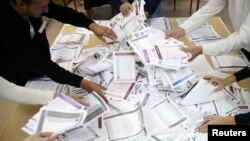 Zvaničnici Izborne komisije broje glasove nakon predsjedničkih i parlamentarnih izbora na biračkom mjestu u školi u Zenici, Bosna i Hercegovina, 7. oktobra 2018.