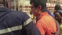 Un client de l’hôtel Radisson de Bamako évacué après l'attaque du 20 novembre 2015