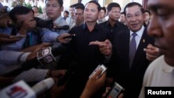 រូបឯកសារ៖ លោកនាយករដ្ឋមន្ត្រី​ ហ៊ុន សែន ថ្លែងទៅកាន់អ្នកសារព័ត៌មានក្រោយពីកិច្ចប្រជុំមួយជាមួយលោក សម រង្ស៊ី នៅរដ្ឋសភាជាតិ នៅរាជធានីភ្នំពេញ កាលពីថ្ងៃទី៨ ខែសីហា ឆ្នាំ២០១៤។