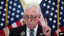 លោក Steny Hoyer ថ្លែង​នៅ​ក្នុង​សន្និសីទ​កាសែត​មួយ​ស្តីពី​វិស័យ​សុខាភិបាល នៅ​ក្នុង​វិមានសភា Capitol Hill កាលពី​ថ្ងៃទី៤ ខែកុម្ភៈ ឆ្នាំ២០២០។