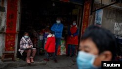 2일 중국 장시성 주장에서 시민들이 신종 코로나바이러스 감염을 막기 위해 마스크를 착용하고 있다. 