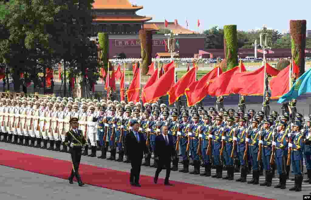 2018年6月7日，在北京人民大会堂外为哈萨克斯坦总统纳扎尔巴耶夫举行的欢迎仪式上，他和中国国家主席习近平检阅礼兵。 纳扎尔巴耶夫是在在出席上海合作组织领导人峰会前对北京进行国事访问的。他在江泽民担任中国国家主席时就是哈萨克总统，后来中国国家元首先后换成胡锦涛、习近平，纳扎尔巴耶夫仍然统治哈萨克斯坦。