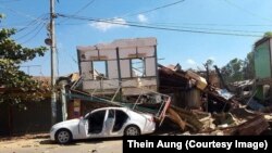 တအောင်းအမျိုးသား လွတ်မြောက်ရေးတပ်မတော် TNLA ထိန်းချုပ်ထားတဲ့ ရှမ်းပြည်နယ်မြောက်ပိုင်းက နောင်ချိုမြို့ထဲ စစ်ကောင်စီ လေကြောင်းဗုံးကြဲတိုက်ခိုက်ပြီးနောက် ပျက်စီးသွားတဲ့ အဆောက်အဦတခု (ဇန်နဝါရီ ၂၂၊ ၂၀၂၅)