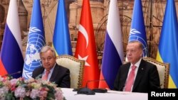 ანტონიო გუტერეში და რეჯებ-ტაიპ ერდოღანი ხელშეკრულების ხელმოწერის შემდეგ. სტამბოლი, თურქეთი. 22 ივლისი, 2022 წ.