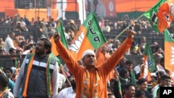 ຜູ້​ສະ​ໜັບ​ສະ​ໜູນ​ພັກ ບາ​ຣາ​ຕິ​ຢາ ຈາ​ນາ​ຕາ ຮ້ອງ​ຄຳ​ຂວັນ​ໃນ​ລະ​ຫວ່າງ​ການ​ຊຸມ​ນຸມໂຄ​ສະ​ນາ​ຫາ​ສຽງຂອງ​ນາ​ຍົກ​ລັດ​ຖະ​ມົນ​ຕີ ທ່ານ ນາ​ເຣັນ​ດ​ຣາ ໂມ​ດີ, 31 ມັງ​ກອນ 2025.