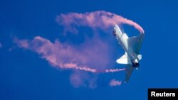 在中国珠海国际航空展上做飞行表演的中国人民解放军空军J-10战机。（2018年11月6日）