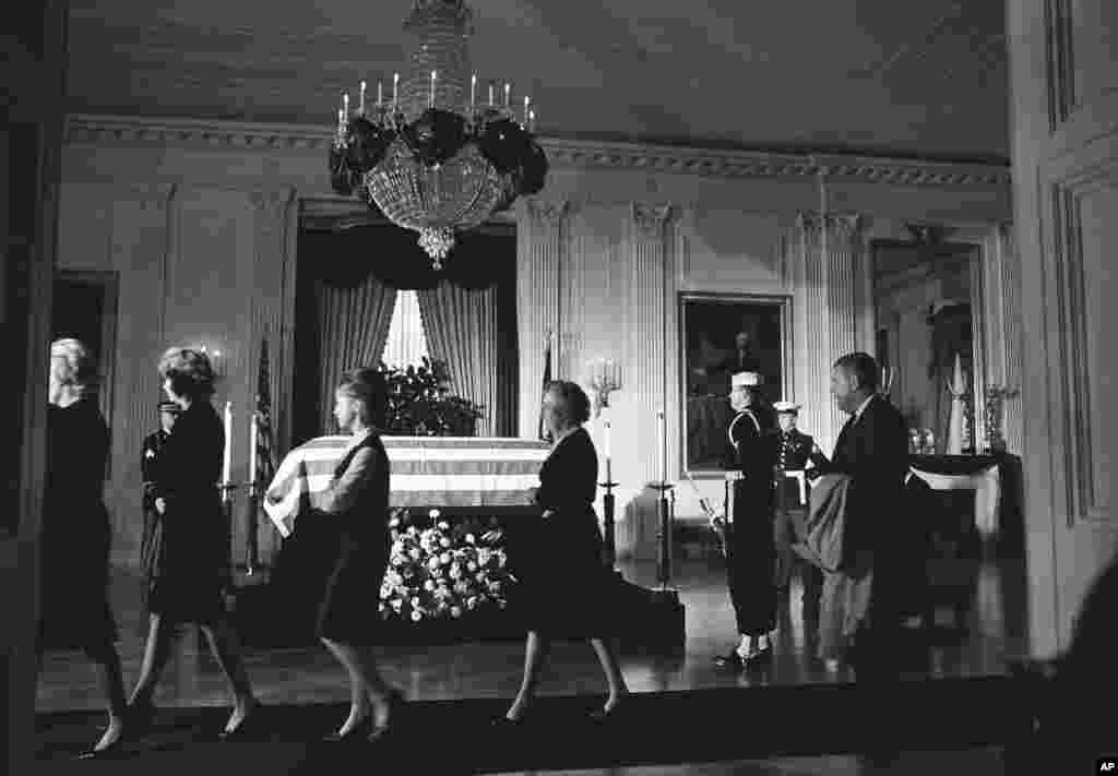 Oq uy xodimlari prezident Jon F. Kennedining dafn marosimida. 23-noyabr, 1963-yil.