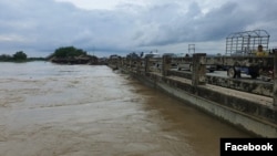 ស្ថានភាព​ទឹកជំនន់​ស្ទឹង​ព្រែក​ត្នោត​នៅ​ភាគ​ខាង​​លិច​​និង​ខាង​ត្បូង​រាជធានី​ភ្នំពេញ​និង​ក្នុង​​ខេត្ត​កណ្តាល បាន​ឈាន​ដល់​កម្រិត​ប្រកាស​អាសន្ន​កាល​ពី​យប់​ថ្ងៃ​អង្គារ។ (រូបថត​ពី​ហ្វេសប៊ុក​ក្រសួង​ធនធានទឹក និង​ឧតុនិយម)