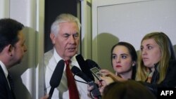 렉스 틸러슨 미국 국무장관이 전용기에서 기자들과 대화하고 있다.