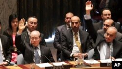 지난해 3월 유엔 안보리 회의에서 새로운 대북 제재 결의안 표결이 실시된 가운데 압델라티프 아부라타 이집트대사(오른쪽)와 류제이 중국대사가 손을 들어 투표하고 있다. (자료사진)