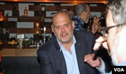 លោក Nate Thayer អ្នក​សារព័ត៌មាន​អាមេរិក​ជើង​ចាស់​ម្នាក់ ចូលរួមការ​ជួបជុំគ្នា​មួយ​របស់​អតីត​ក្រុម​អ្នក​រាយការណ៍​ឲ្យ​កាសែត​ដេលី នៅ​រដ្ឋធានី​វ៉ាស៊ីនតោន កាលពី​ថ្ងៃទី៨ ខែកញ្ញា ឆ្នាំ២០១៧។ (ទែន សុខស្រីនិត/VOA)