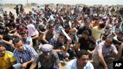 Bag'dodda armiyaga yozilishni kutib o'tirgan yigitlar, 14-iyun, 2014