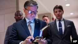 Prezidan Chanm Depite a Mike Johnson (Repibliken Lwizyann) pare pou pale ak jounalis yo nan Capitol la, 11 Mas, 2025. 