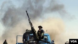 Tentara pemberontak di jalanan antara Brega dan Ras Lanuf.