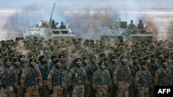 중국 인민해방군 장병들이 신장에서 훈련 중 집합하고 있다. (자료사진)