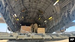 Un C-17 américain se trouve sur la base aérienne de Nevatim dans le désert en Israël, le 13 octobre 2023 délivrant des caisses de munitions américaines pour Israël. 