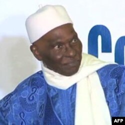 Abdulay Vade prezidentlikka uchinchi bor saylanmoqchi. Bunga uning haqqi yo'q, deydi fuqarolar.