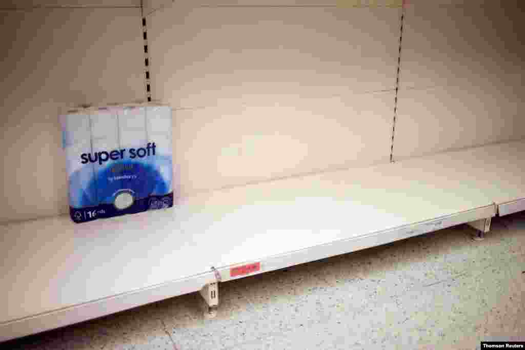 영국 런던의 한 슈퍼마켓의 휴지 매대가 비어있다. 영국에서는 신종 코로나바이러스 보다 전염성이 높은 변종 코로나바이러스가 퍼지면서, 당국은 런던을 포함한 동부와 남동부 지역의 방역 조치를 4단계로 격상하고 전면 봉쇄에 돌입했다.