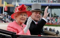 Ratu Inggris Elizabeth II bersama Pangeran Philip tiba dengan kereta kuda di arena parade pada hari ketiga, yang secara tradisional dikenal sebagai "Lady's Day", 16 Juni 2011. (Foto: dok).