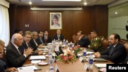 រូបភាពឯកសារ៖ រដ្ឋមន្រ្តីការបរទេស​អាហ្វហ្គានីស្ថាន​លោក Salahuddin Rabbani (ស្តាំ) និយាយ​ជាមួយ​ទីប្រឹក្សាសន្តីសុខ​ជាតិ​ប៉ាគីស្ថានលោក Sartaj Aziz (ឆ្វេង) ក្នុង​កិច្ច​ប្រជុំ​នៅ​ Islamabad ប្រទេស​ប៉ាគីស្ថានកា​ល​ពី ថ្ងៃទី​១៣ សីហា ២០១៥ នៅ​ប្រទេស​ប៉ាគីស្ថាន។