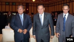 Menteri Keuangan Agus Martowardojo (tengah) bersama wakilnya Mahendra Siregar (kanan) dan Gubernur Bank Indonesia Darmin Nasution. (VOA/Iris Gera)