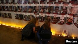 اسرائیلی‌ها در تظاهراتی در خارج از کنست، پارلمان اسرائیل، شرکت کردند تا بر دولت فشار بیاورند تا آزادی افرادی که یک ماه پیش توسط گروه اسلام‌گرای فلسطینی حماس ربوده و در غزه گروگان گرفته شده بودند را تضمین کند.