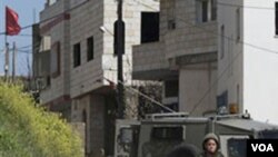 Tentara Israel berjaga-jaga di desa Awarta di Tepi Barat, setelah lima orang di permukiman Itamar tewas dibunuh.