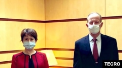 台湾驻美代表萧美琴（左)2020年7月27日在国务院拜会亚太助卿史达伟 (台湾驻美代表处推特)