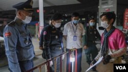 រូបឯកសារ៖ សកម្មភាពអាជ្ញាធររឹតបន្តឹងចរាចរណ៍តាមដងផ្លូវ ក្នុង​អំឡុងពេល​អនុវត្ត​បំរាមគោចរក្នុងរាជធានីភ្នំពេញ ពីម៉ោង ៨យប់ដល់ ៥ព្រឹក កាលពីថ្ងៃទី ០៨ ខែមេសា ឆ្នាំ ២០២១។ (ទុំ ម្លិះ/វីអូអេ)