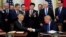 在美国华盛顿白宫东厅举行的仪式上，中国国务院副总理刘鹤（左）与美国总统特朗普（右）在签署美中第一阶段贸易协定后握手（2020年1月15日）。
